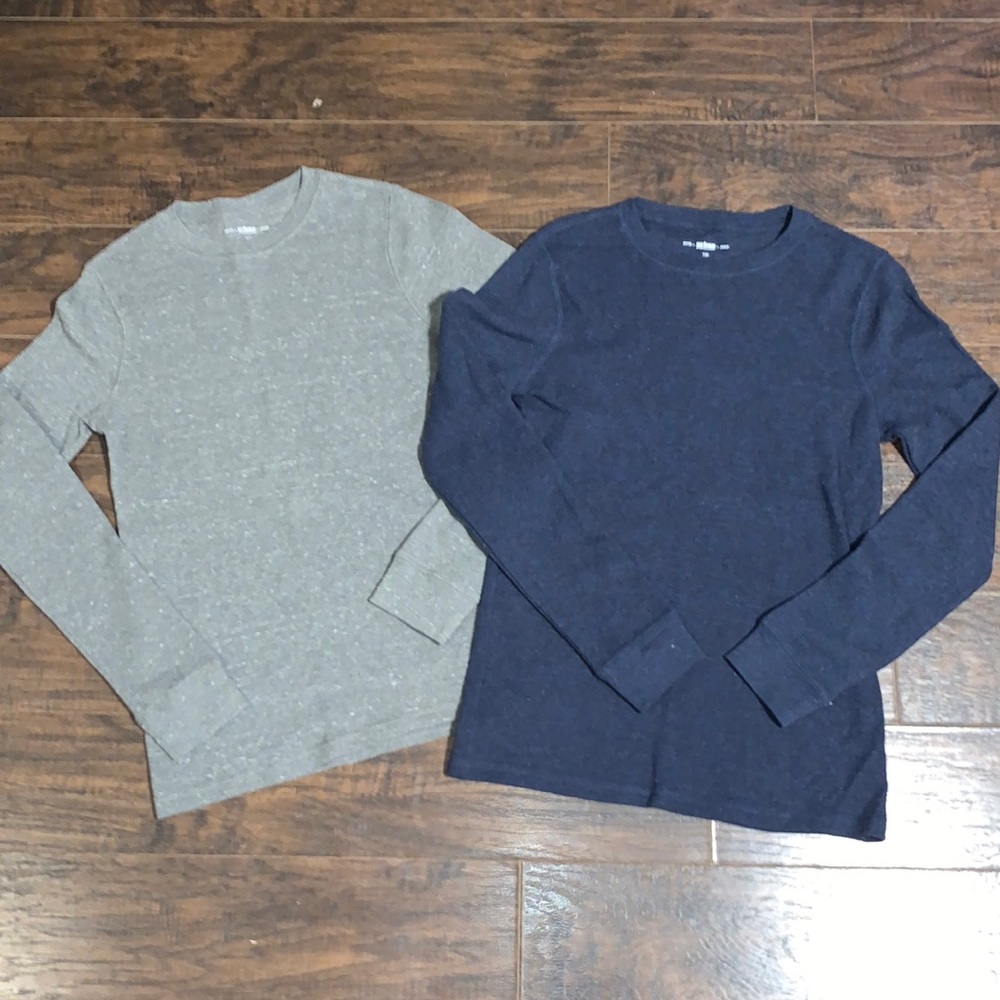 grey and blue long sleeve shirts